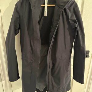Lululemon Rainjacket in Black Size 4